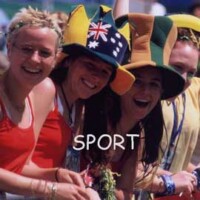 Zuschauer beim Sport mit bunten Hüten